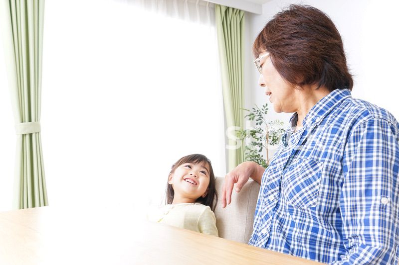 おばあちゃんと遊ぶ子ども