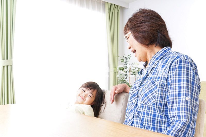 おばあちゃんと遊ぶ子ども