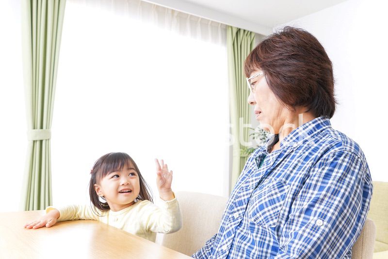 おばあちゃんと遊ぶ子ども
