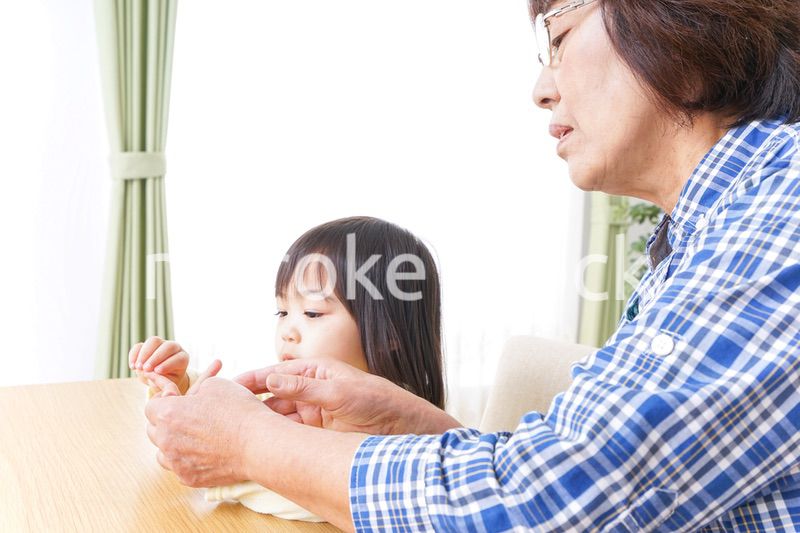 おばあちゃんと遊ぶ子ども