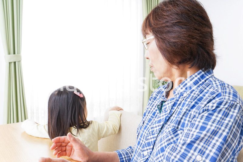 おばあちゃんと遊ぶ小さな子供
