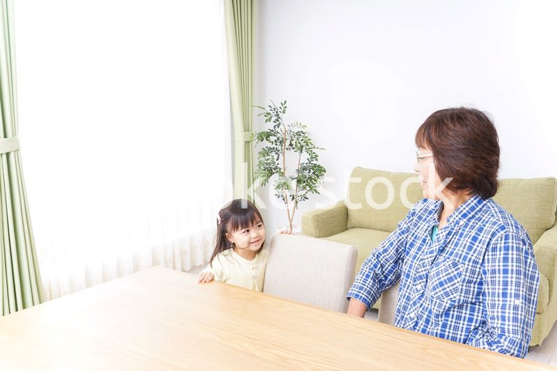 おばあちゃんと遊ぶ子ども