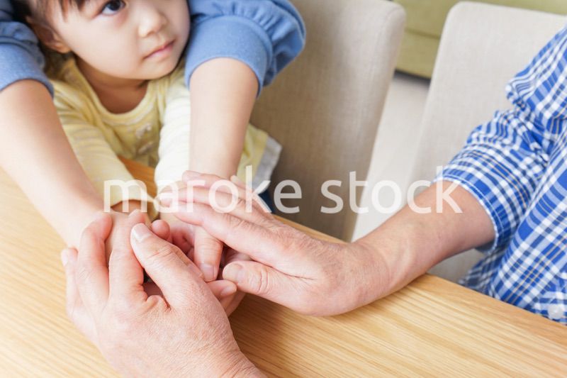 子供の手を握る母とおばあちゃん