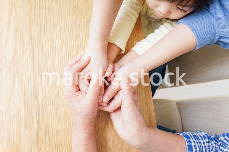 子供の手を握る母とおばあちゃん