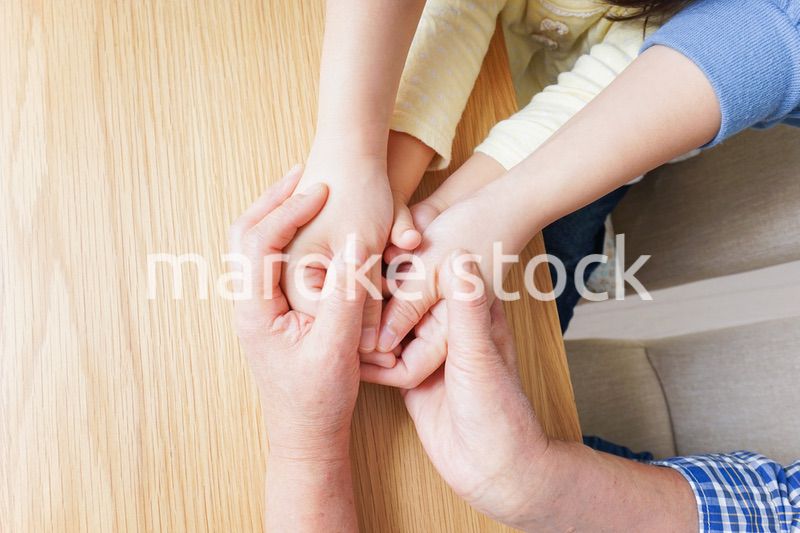 子供の手を握る母とおばあちゃん