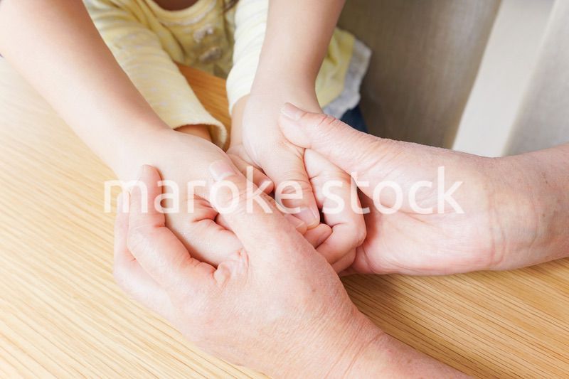 子供の手を握る母とおばあちゃん