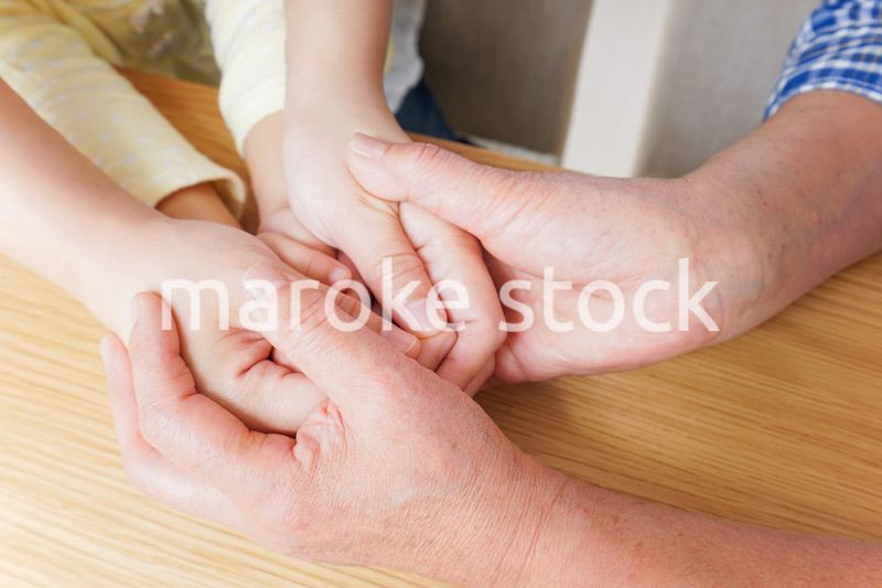 子供の手を握る母とおばあちゃん