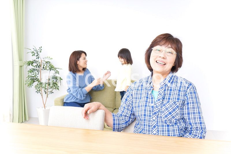 ふるさとに子供と帰省する家族