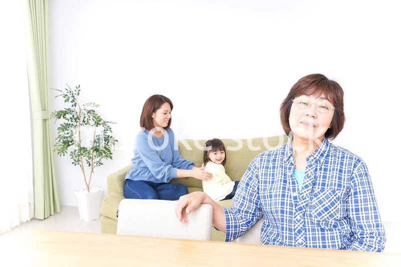 ふるさとに子供と帰省する家族