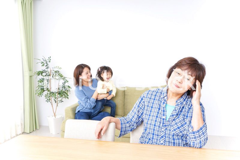 ふるさとに子供と帰省する家族