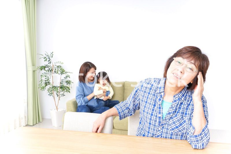 ふるさとに子供と帰省する家族