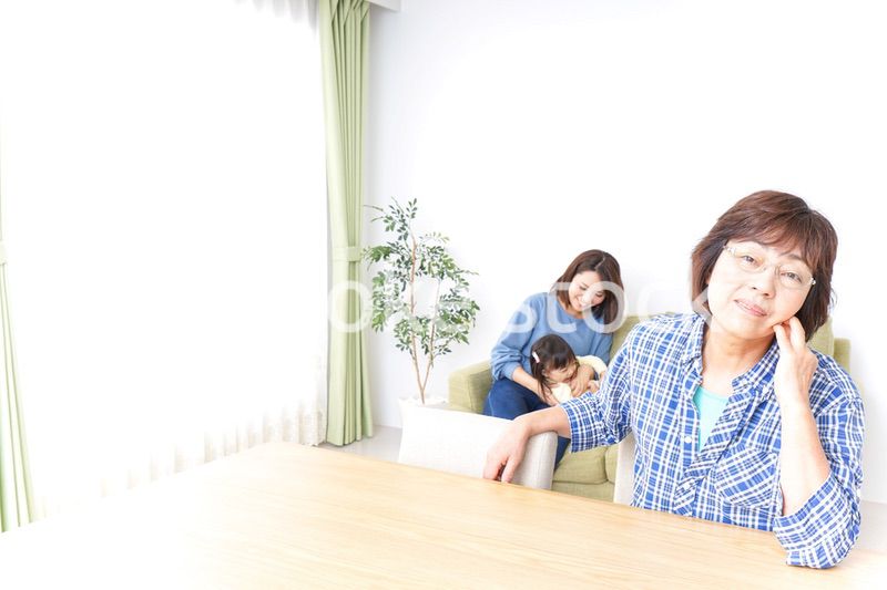 ふるさとに子供と帰省する家族