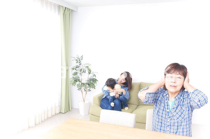 ふるさとに子供と帰省する家族