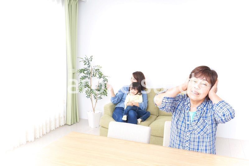 ふるさとに子供と帰省する家族