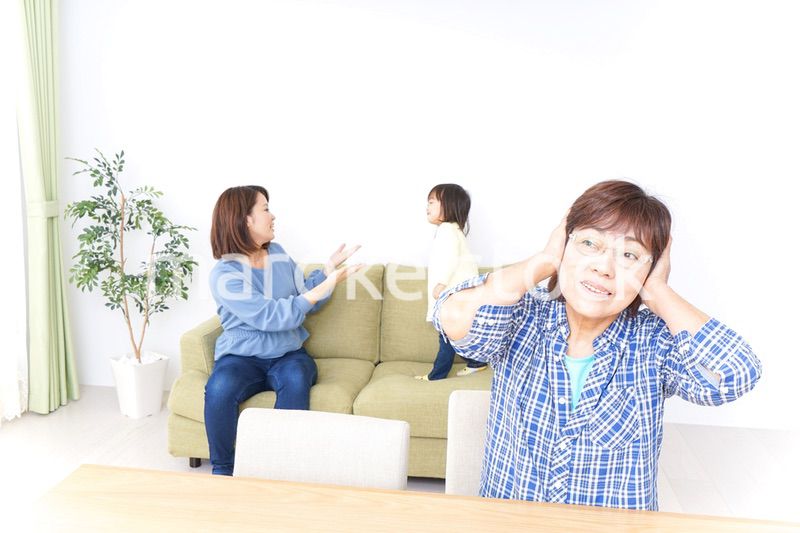 ふるさとに子供と帰省する家族