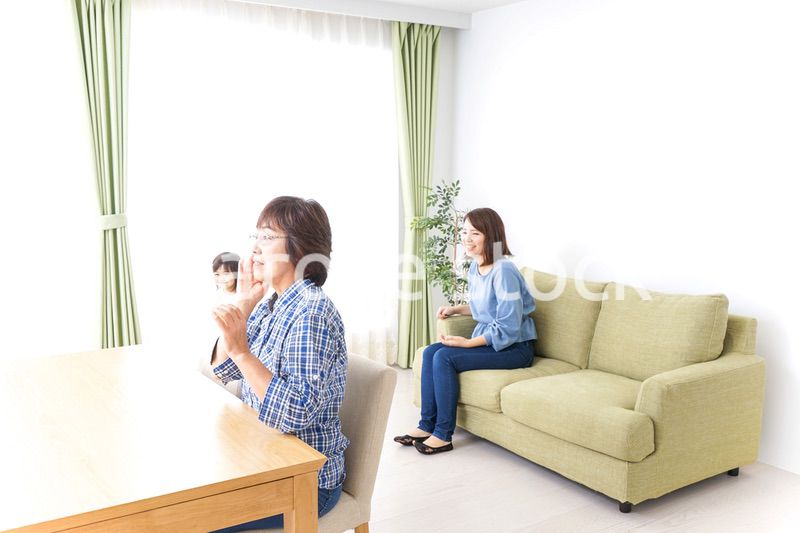 ふるさとに子供と帰省する家族