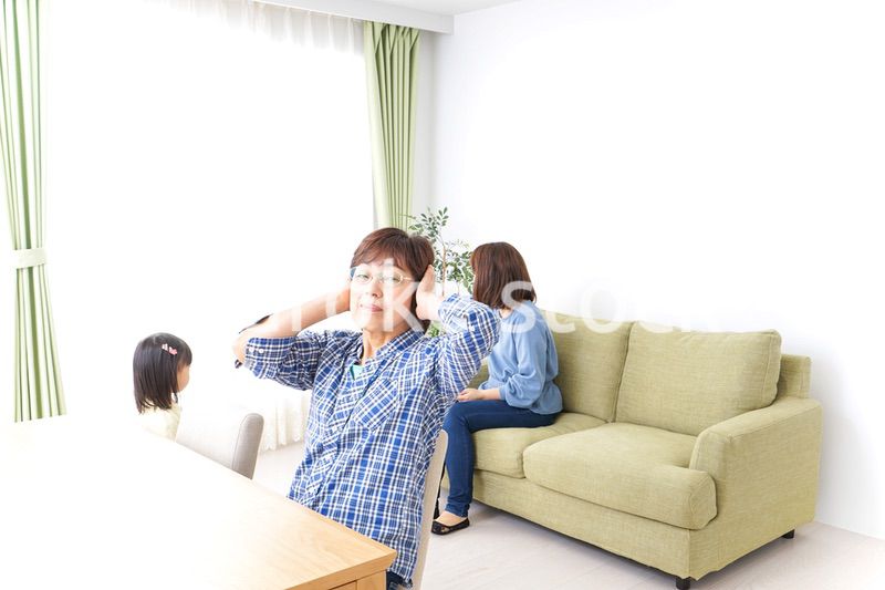 ふるさとに子供と帰省する家族