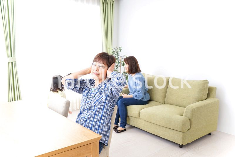 ふるさとに子供と帰省する家族