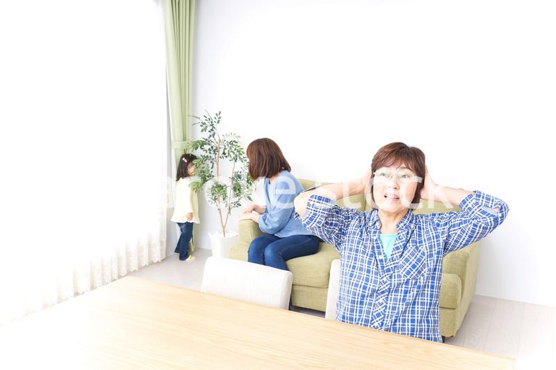 ふるさとに子供と帰省する家族