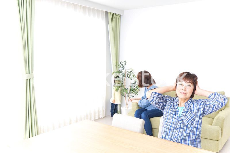 ふるさとに子供と帰省する家族