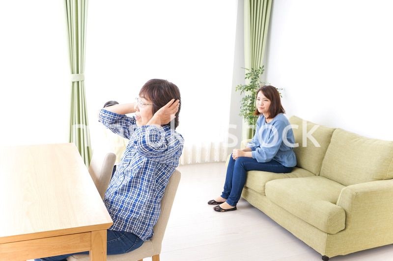 ふるさとに子供と帰省する家族