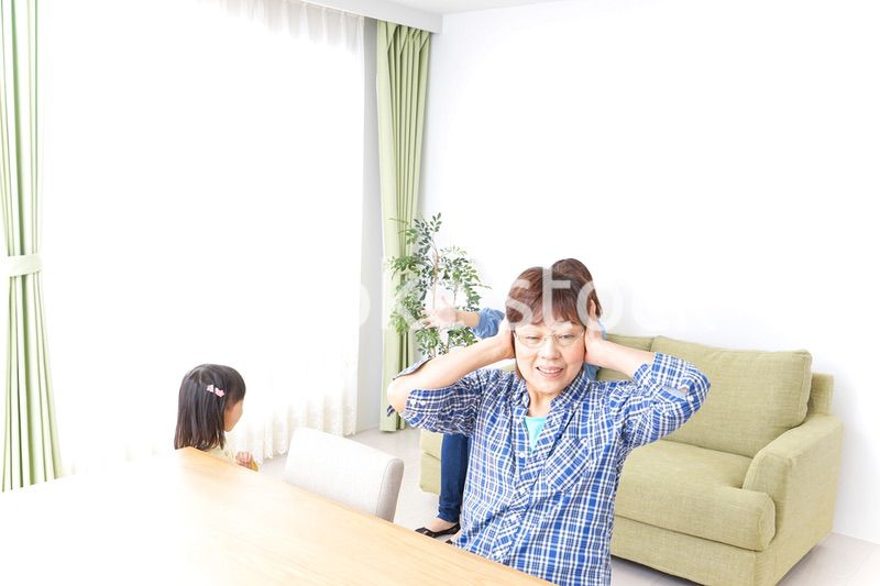 ふるさとに子供と帰省する家族