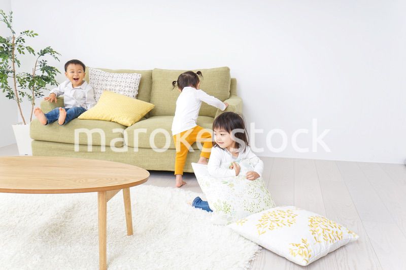 家で仲良く遊ぶ子供