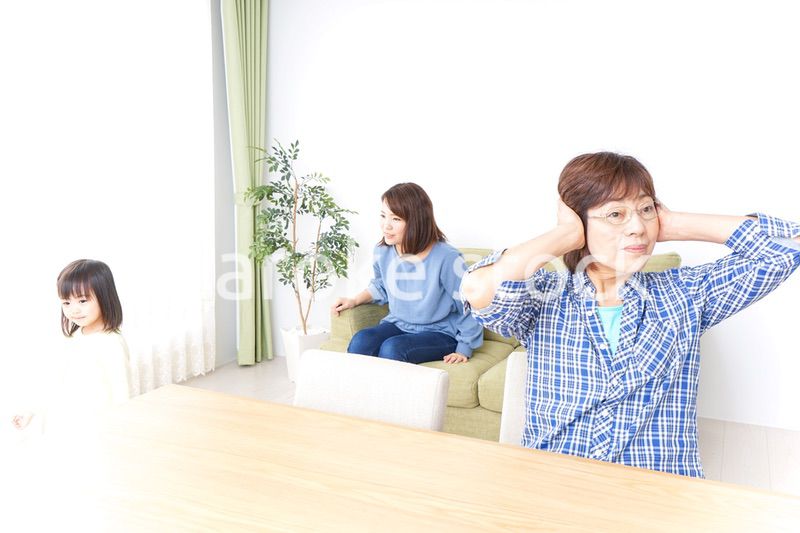 ふるさとに子供と帰省する家族