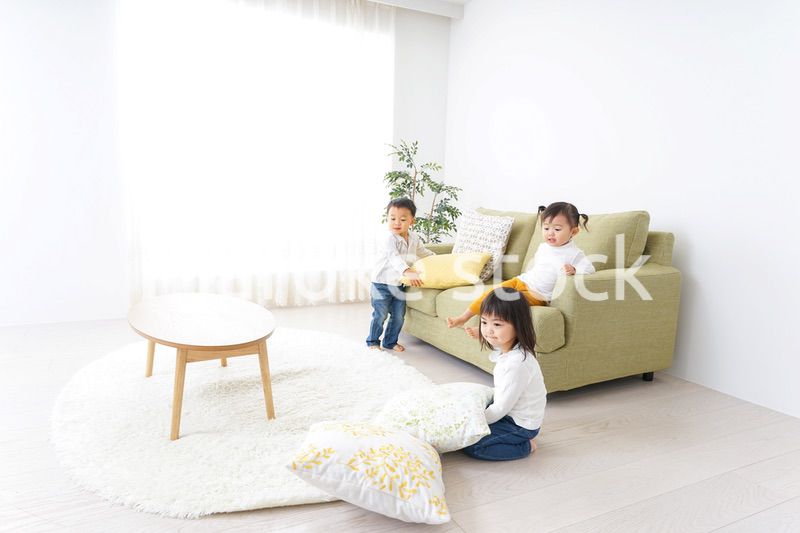 家で仲良く遊ぶ子供