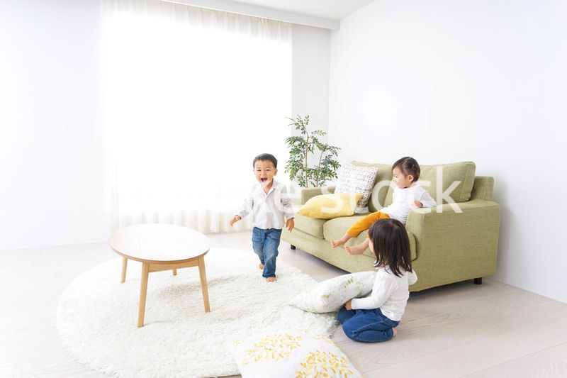 家で仲良く遊ぶ子供