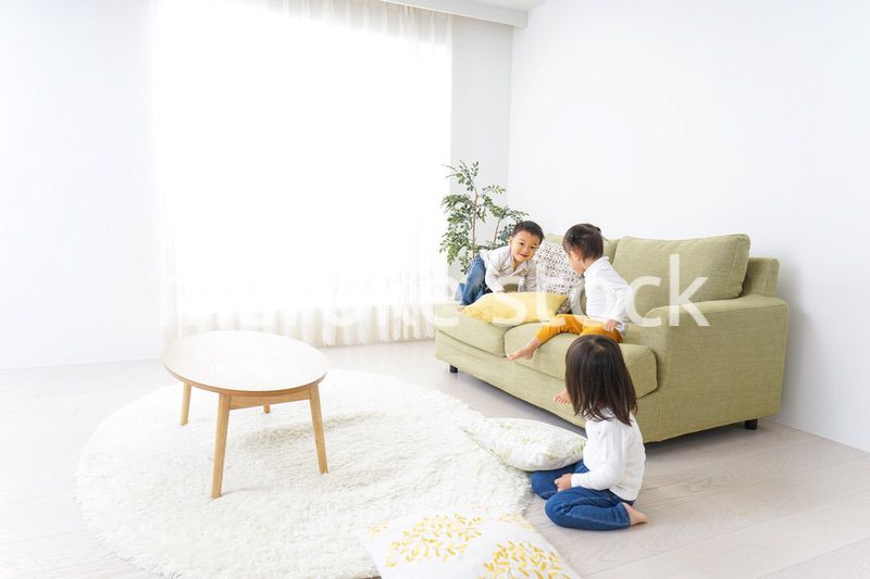 家で仲良く遊ぶ子供