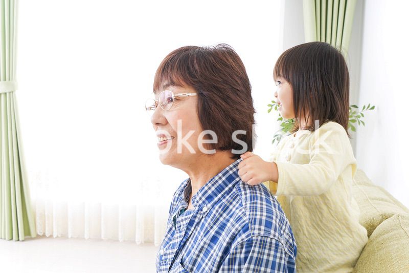 おばあちゃんと遊ぶ子ども