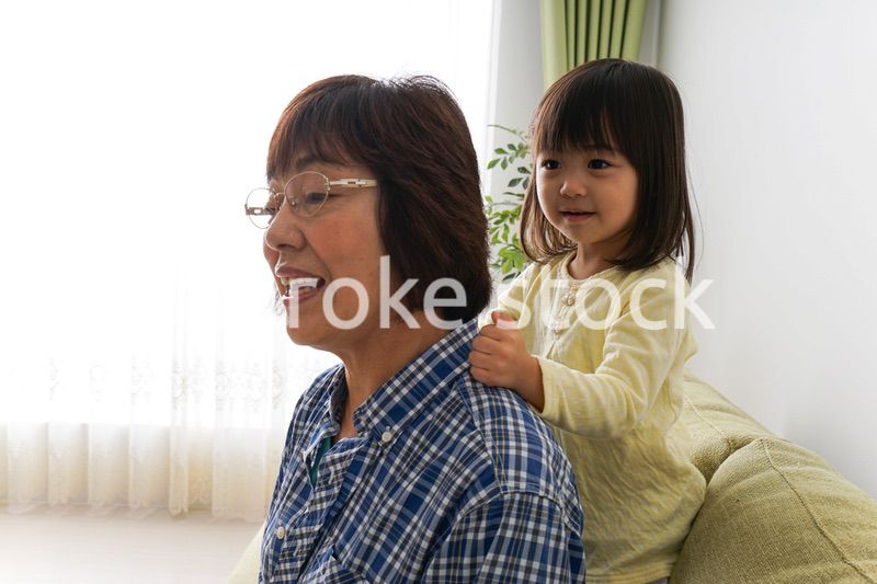 おばあちゃんと遊ぶ子ども