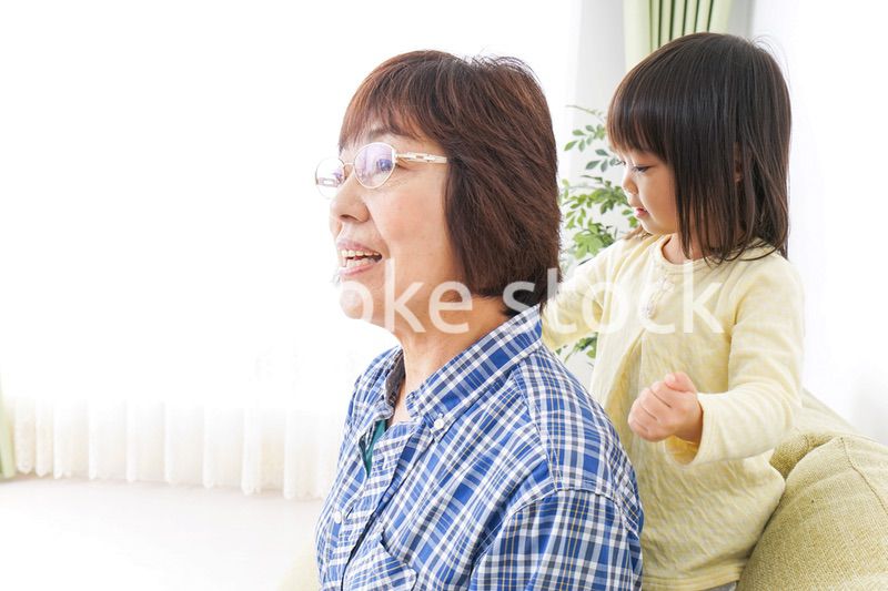 おばあちゃんと遊ぶ子ども