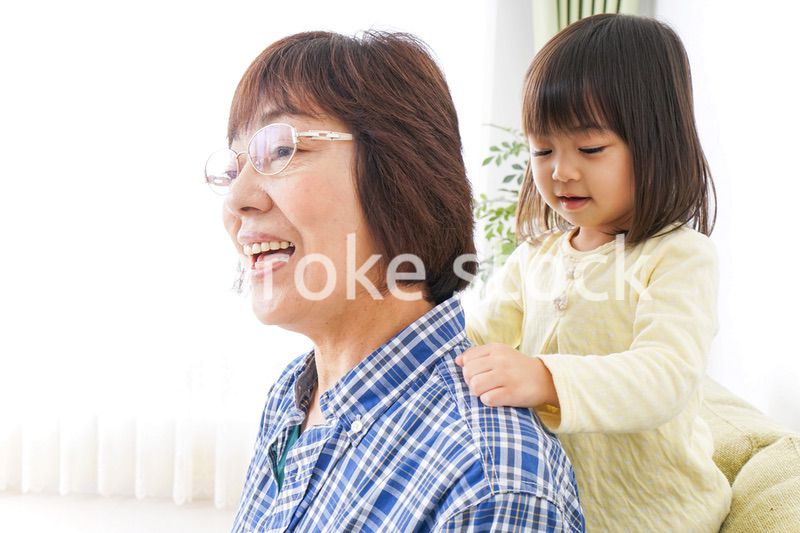 おばあちゃんと遊ぶ子ども