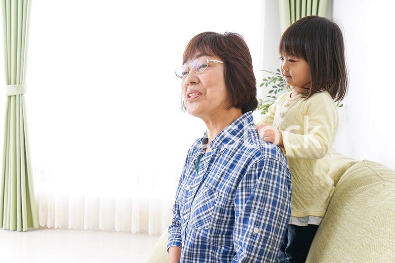 おばあちゃんと遊ぶ子ども