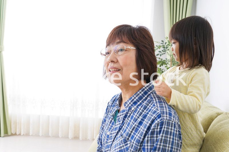 おばあちゃんと遊ぶ小さな子供