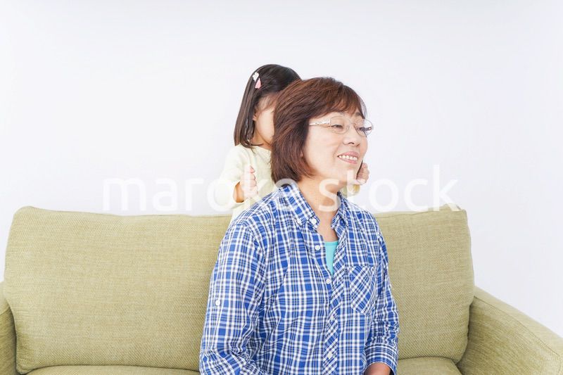 おばあちゃんと遊ぶ小さな子供