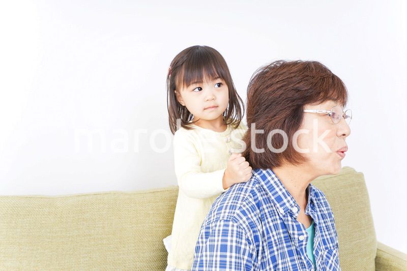 おばあちゃんと遊ぶ子ども