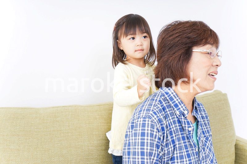 おばあちゃんと遊ぶ子ども