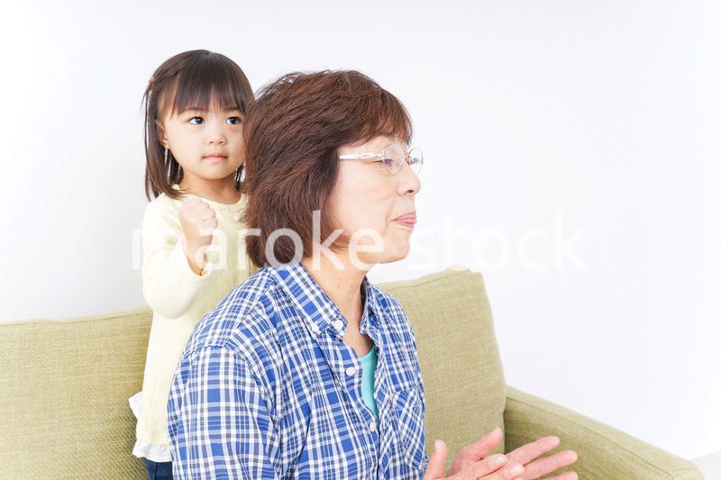 おばあちゃんと遊ぶ子ども