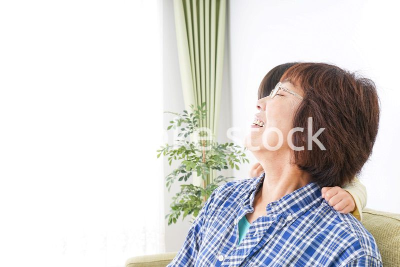 おばあちゃんと遊ぶ子ども