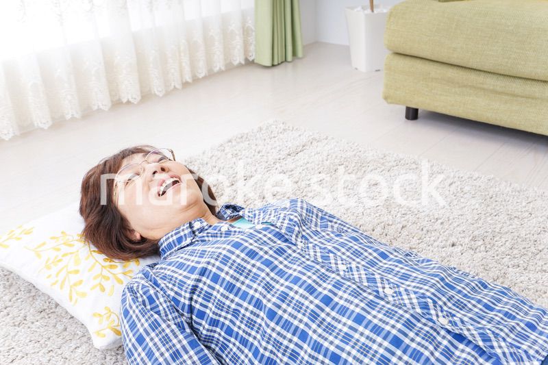 部屋で寝るおばあさん
