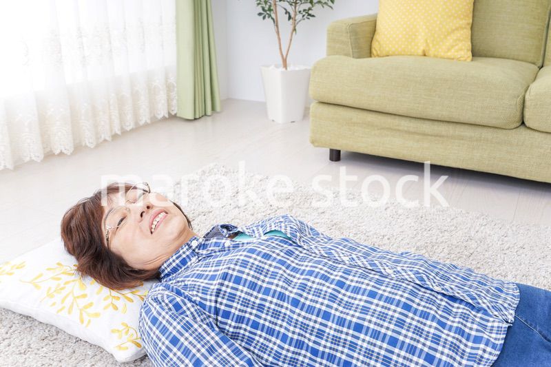 部屋で寝るおばあさん