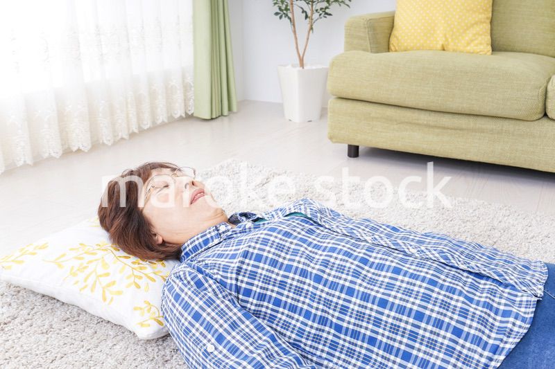 部屋で寝るおばあさん
