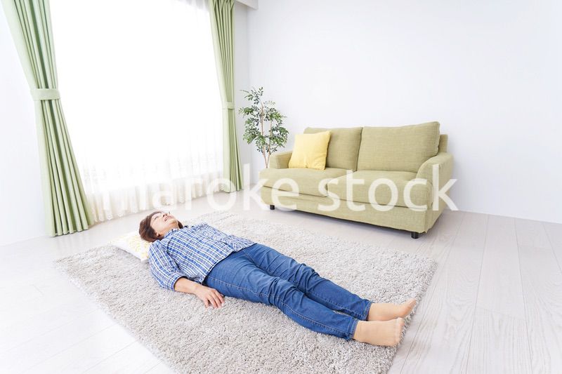 部屋で寝るおばあさん