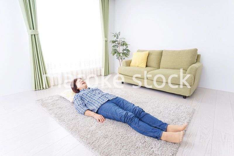 部屋で寝るおばあさん