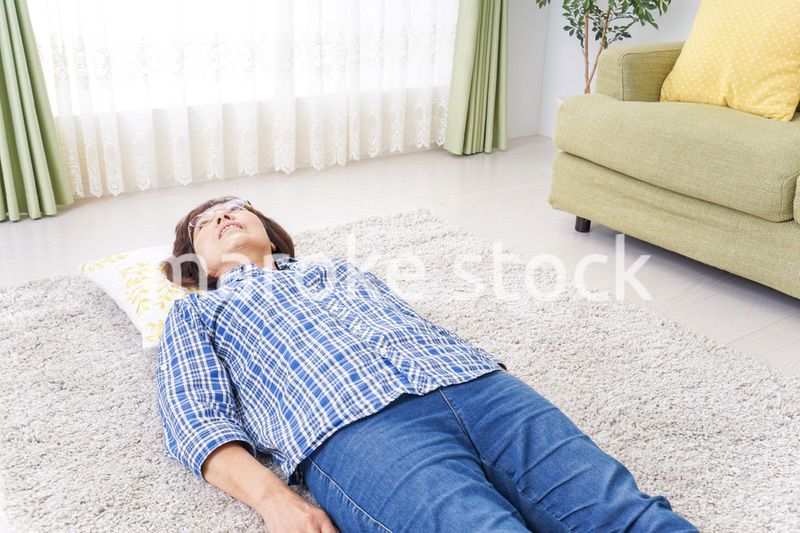 部屋で寝るおばあさん