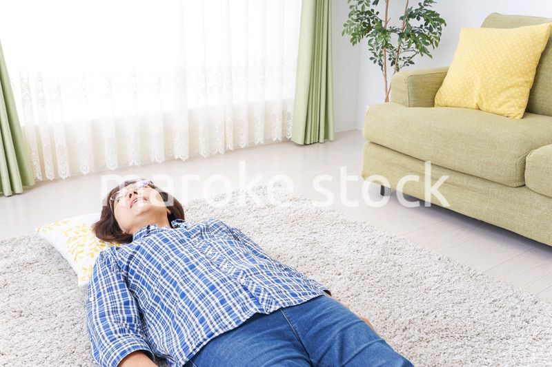 部屋で寝るおばあさん