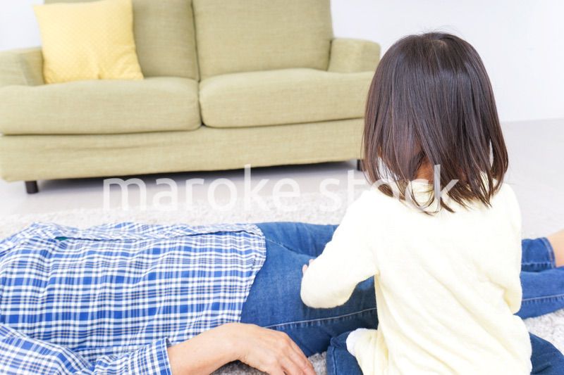 おばあちゃんと遊ぶ子ども